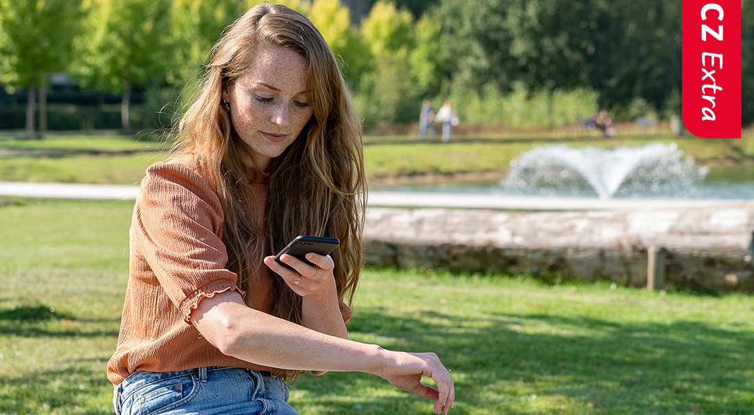 Vrouw in het park controleert haar huid