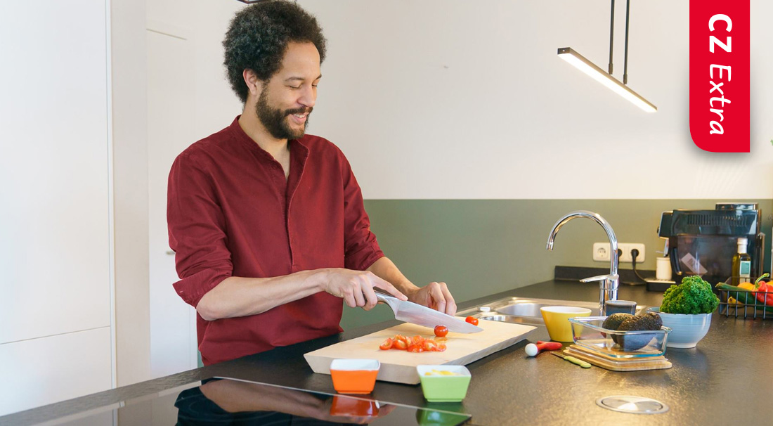 Man groente aan het snijden, inspiratie voor bij het koken