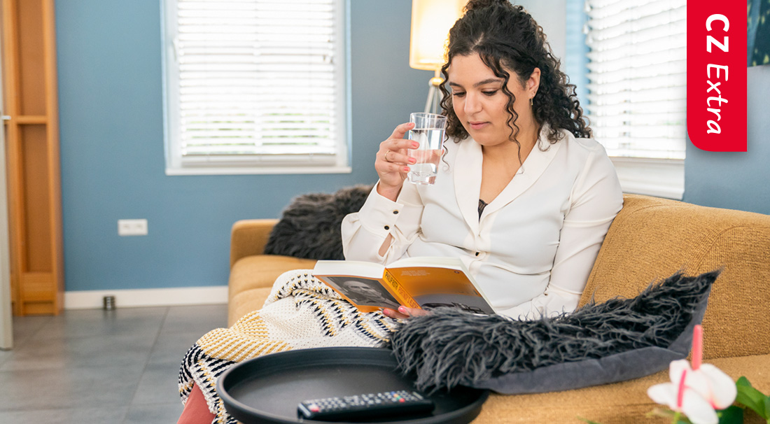 Vrouw op de bank leest over de beweegtest