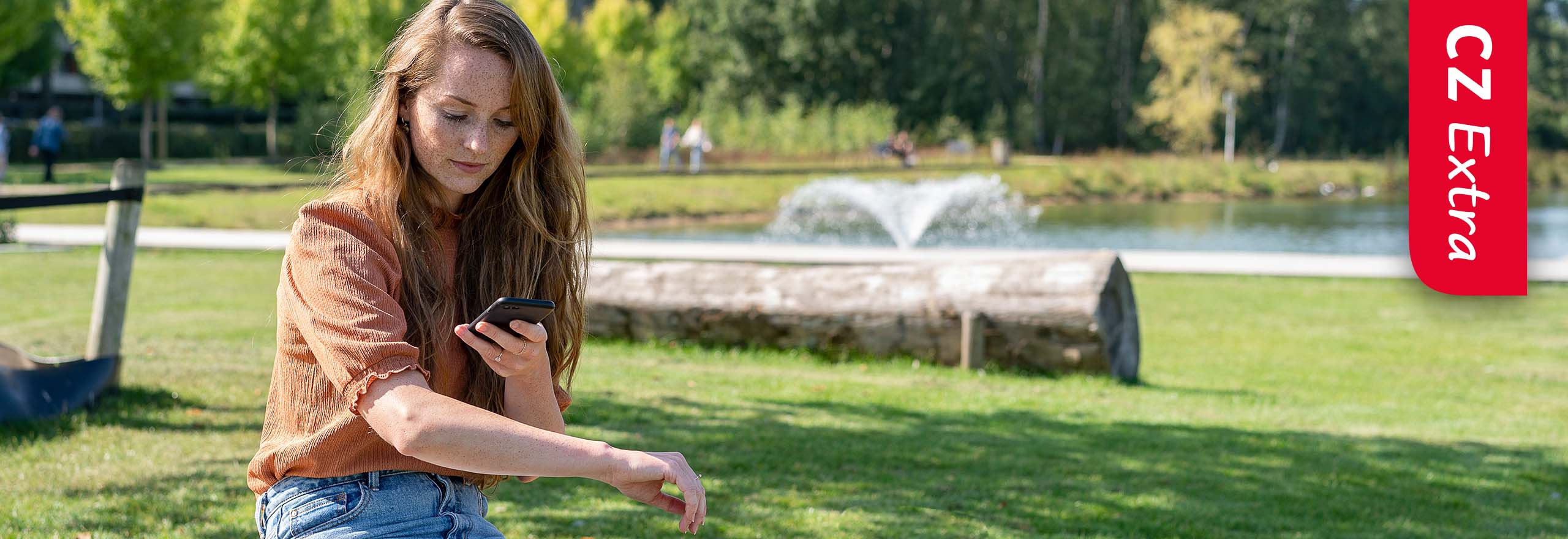 Vrouw in park checkt haar huid