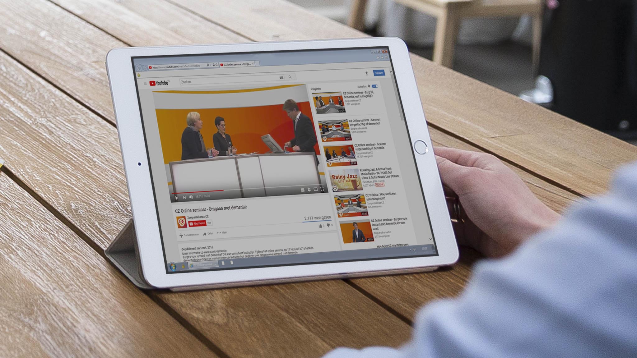 Vrouw achter laptop