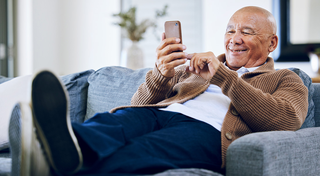 Man met mobiel in zijn hand