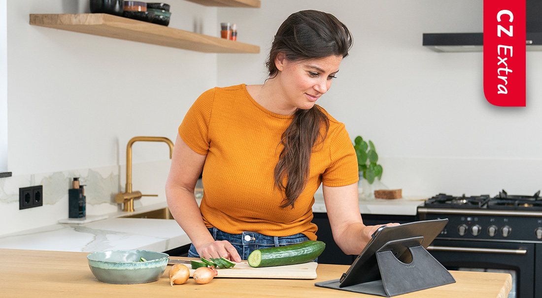 Vrouw kookt in de keuken met FitzMe