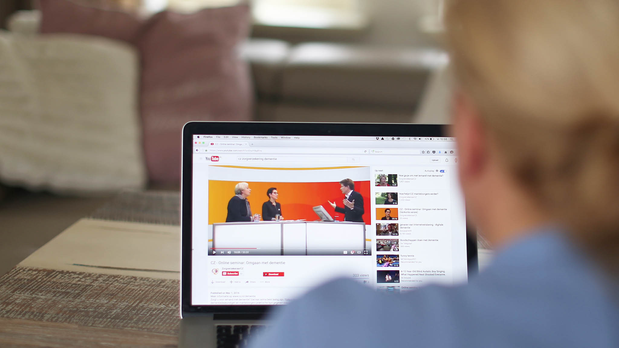 Vrouw bekijkt online seminar over dementie