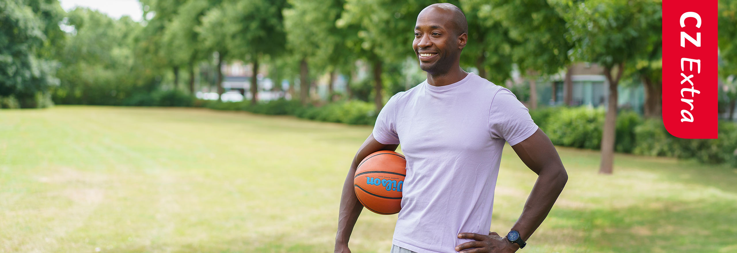 Man in het park met een basketbal