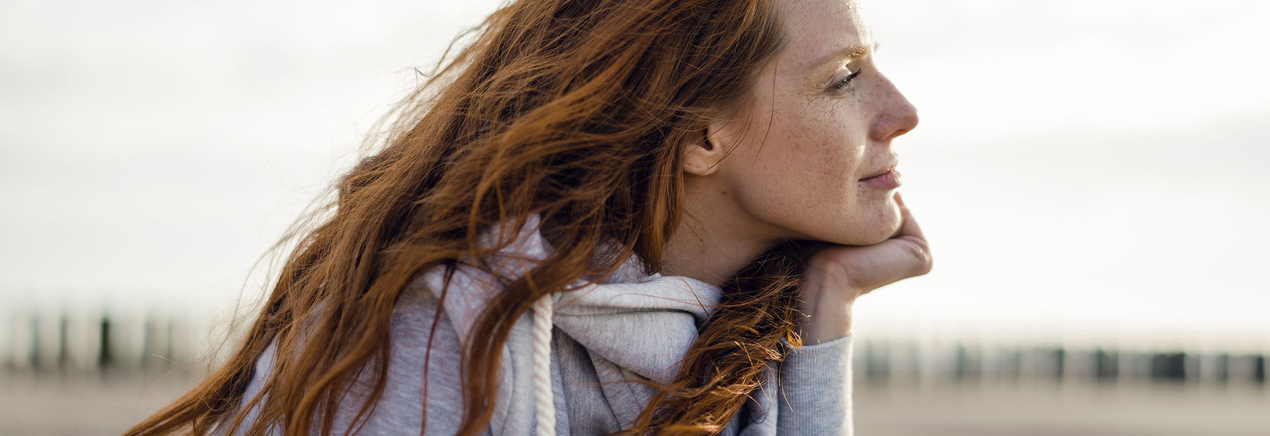 Vrouw kijkt stressvol vooruit