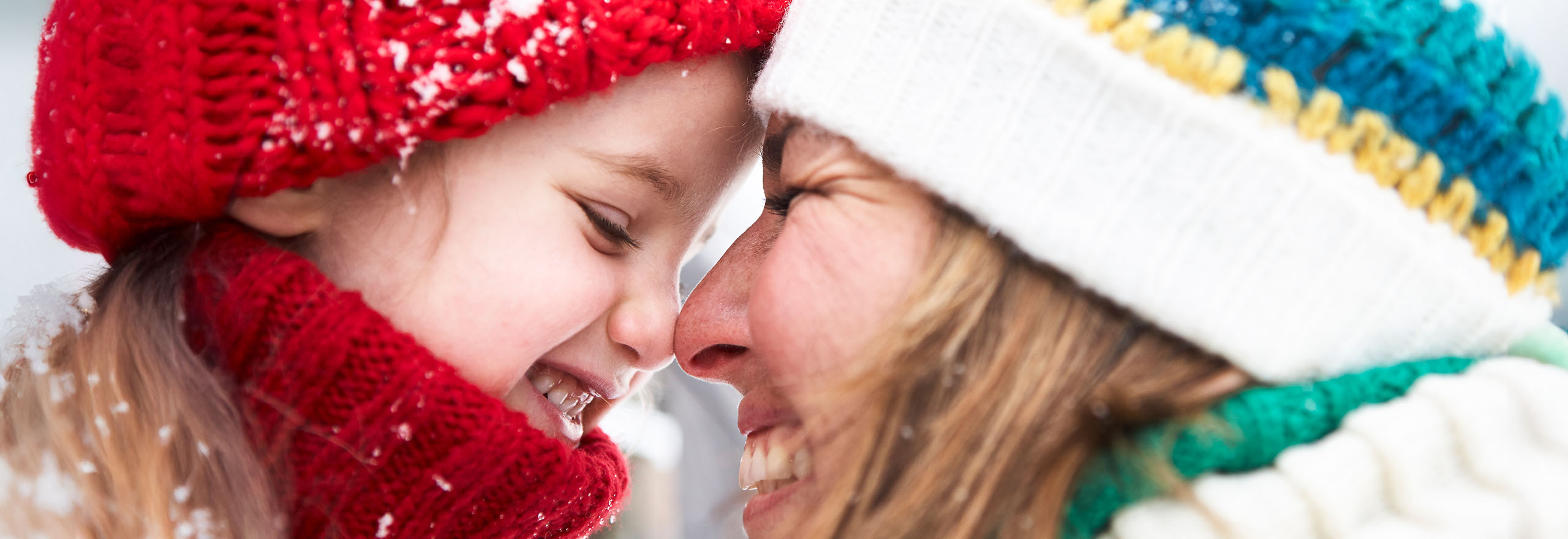 Vrouw en kind met muts op in de winter