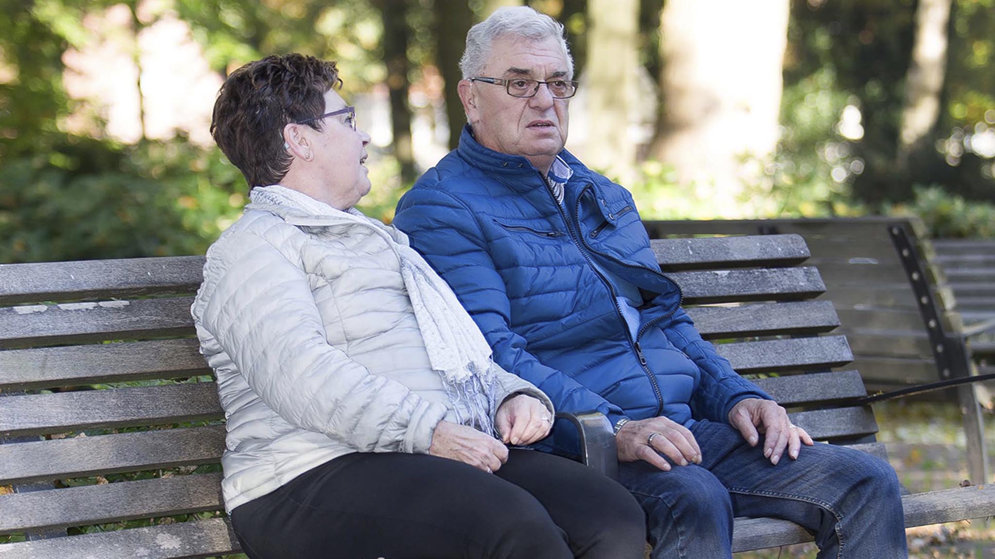 Mensen op een bank buiten