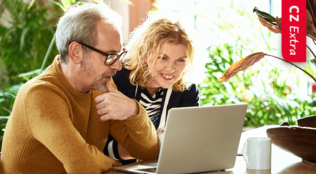 Man en vrouw achter de laptop