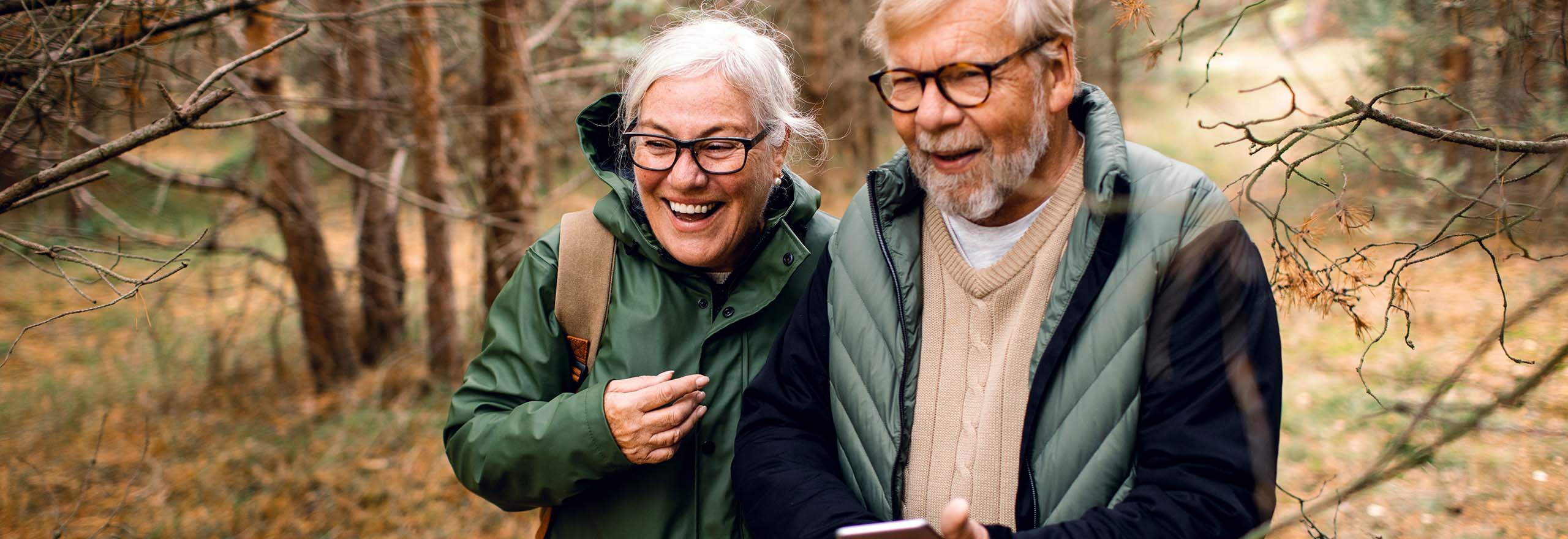 Man en vrouw aan het wandelen in het bos